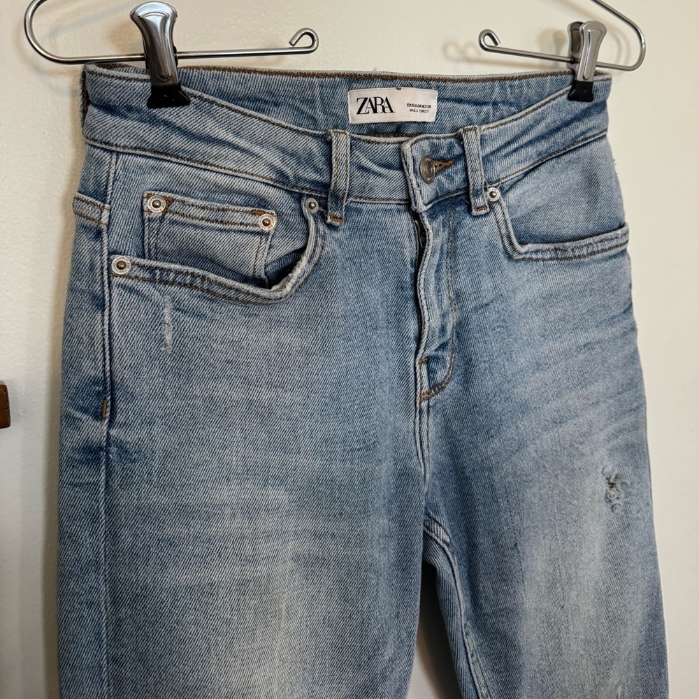 Zara Midrise Straight Light Wash Jean Size 4 - Picture 3 of 4